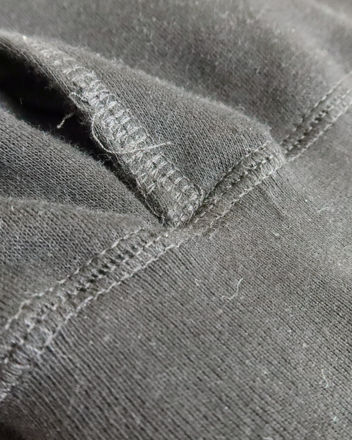 KAINOS sweatpant in black, fabric and stitching close