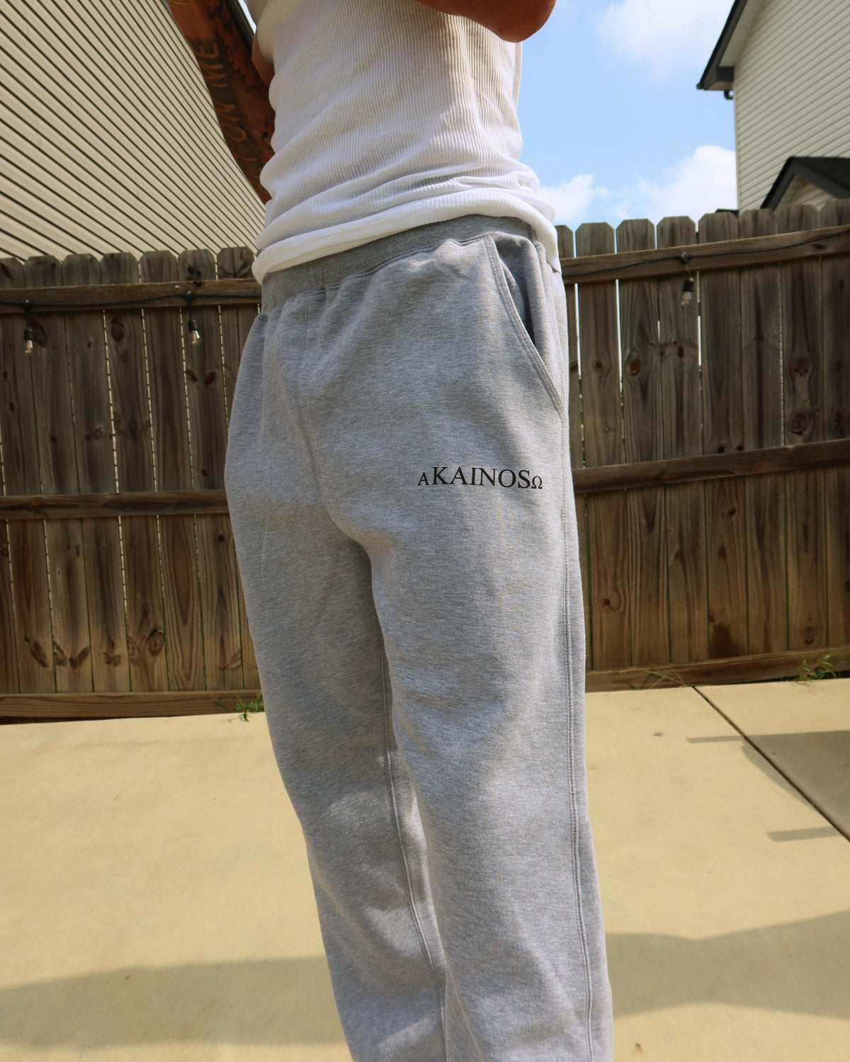 KAINOS sweatpant in oxford grey, worn, side